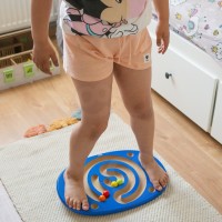 Drewniana deska do balansowania z labiryntem i kulkami – niebieska